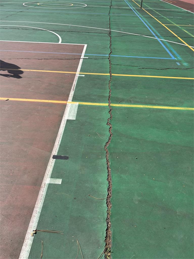 快新聞／頭份僑善國小球場破損嚴重　沈發惠邀集各單位現勘：持續向中央爭取經費