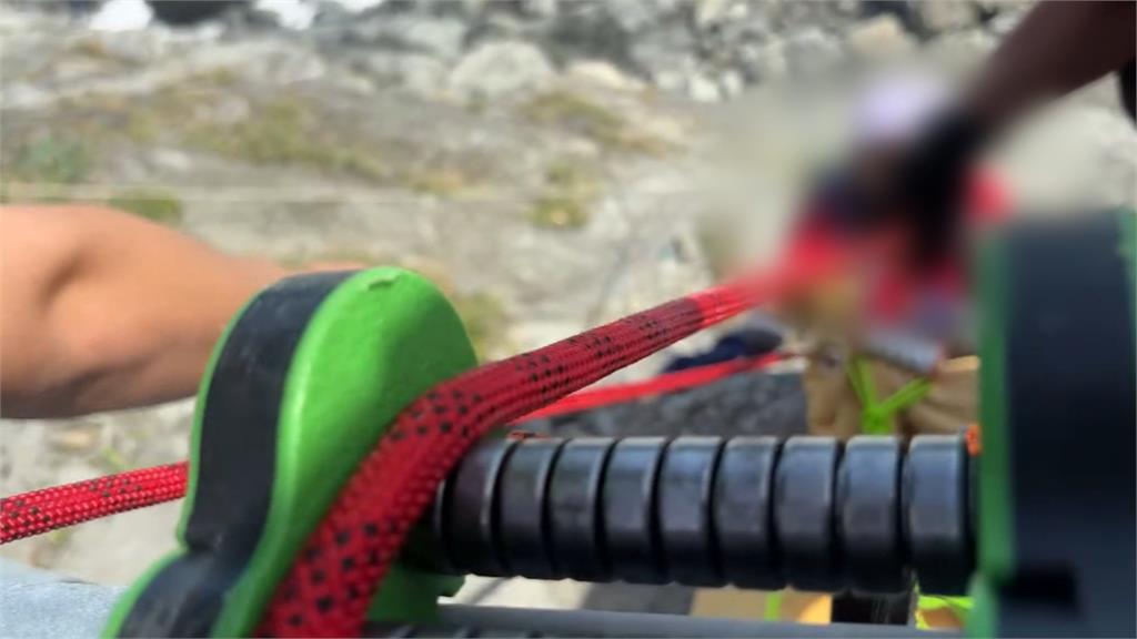 花蓮象鼻隧道再傳憾事　62歲女遊客攀岩遭大浪捲走