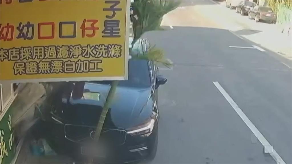 嚇瘋！彰化駕駛起步突暴衝　直衝行人再連撞３車衝民宅