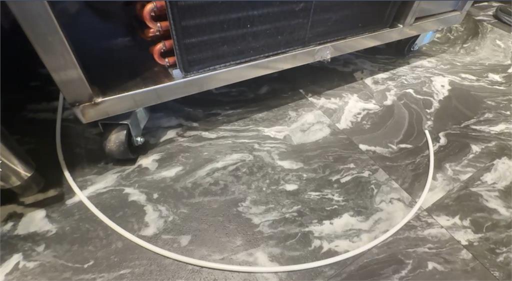 水管脫落!火鍋店慘淹成水樂園 業者自嘲:遇水則發