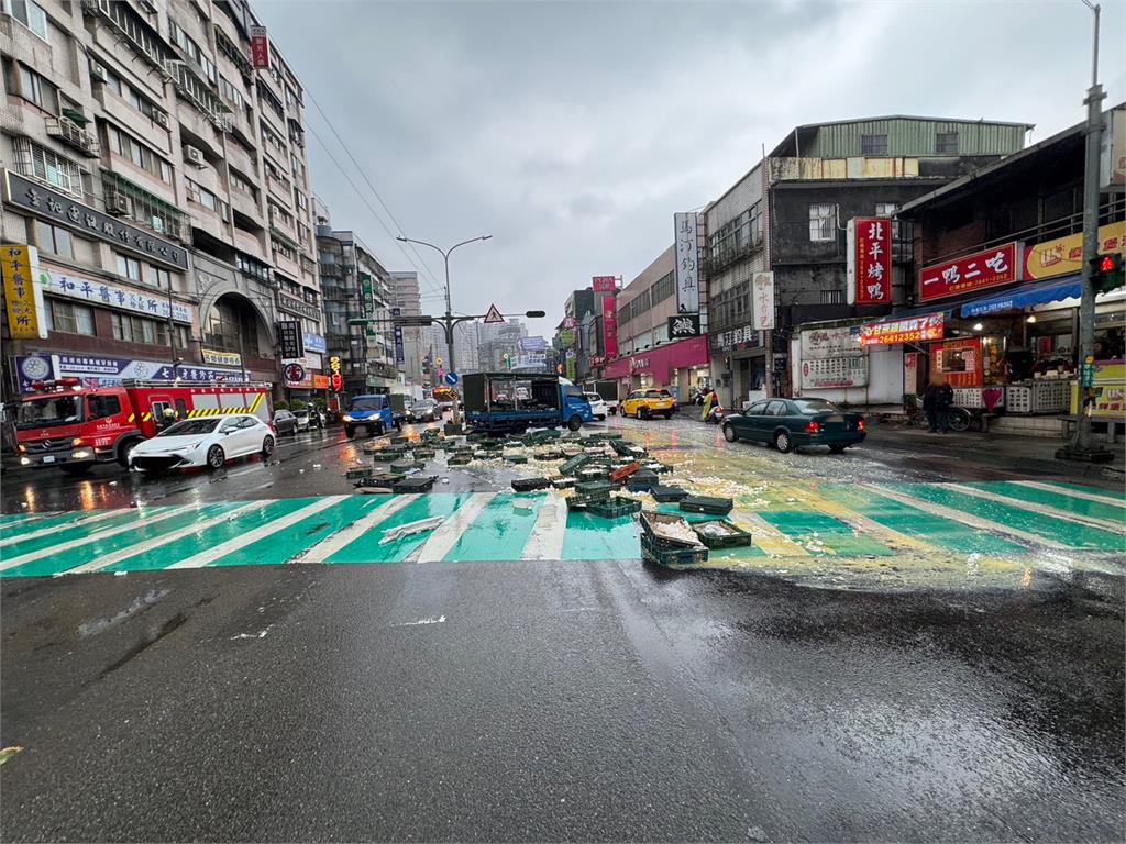 快新聞／女駕駛追撞「載蛋貨車」　汐止馬路「蛋汁四溢」慘況曝