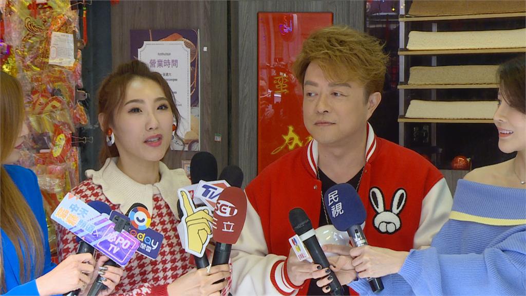 閃婚後首露面合體謝金晶挑春聯 不只拚生子!翁立友再公布好消息