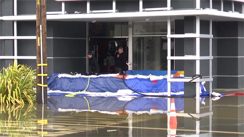 加州遭雨雪災夾擊「交通大亂」 山區車輛受雪困打滑