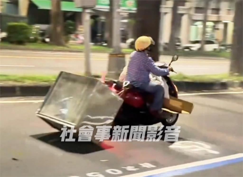 玩命關頭真實上演? 民眾機車後拖「鐵櫃」一路磨擦嚇壞用路人