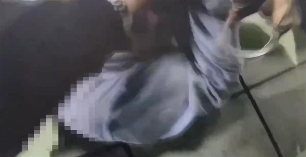 快新聞/酒醉男大鬧北捷圓山站 警出動逮人畫面曝