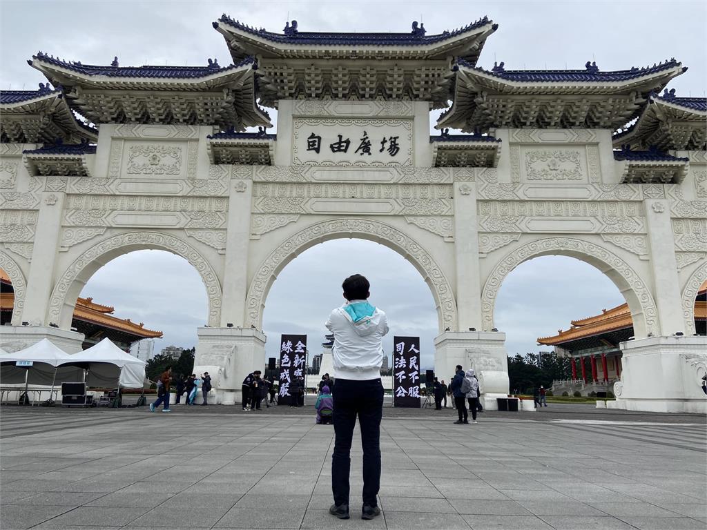 黃國昌戴假髮釘孤枝被抓包?「咆哮到整組歪掉」網放大曝光真相:整個很奇怪