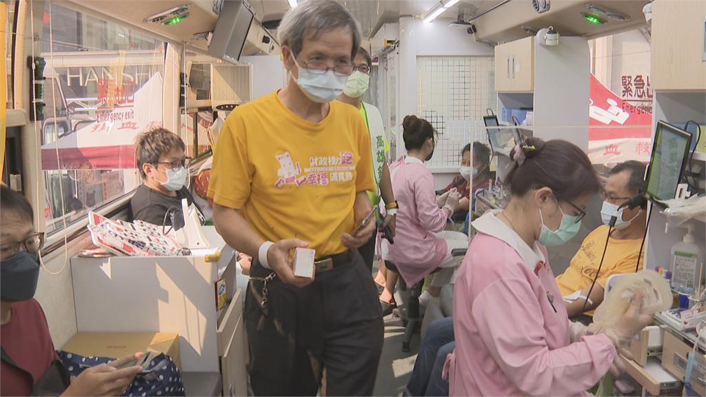 高屏地區血庫拉警報! 高雄銀行慈善基金會「捐血送大米」