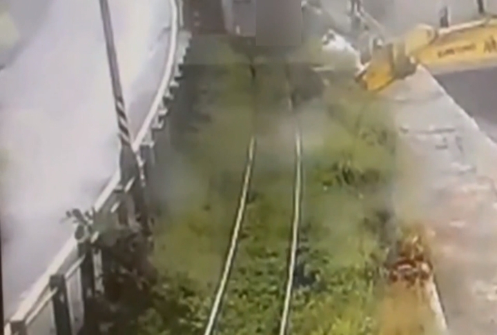 驚險！花蓮港區碼頭　貨物列車撞怪手鏟斗後出軌　