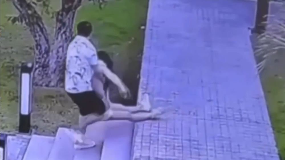 人妻赴泰「裸半身」陳屍水溝！生前狂傳7條「救我」…遭人拖行棄屍畫面曝光