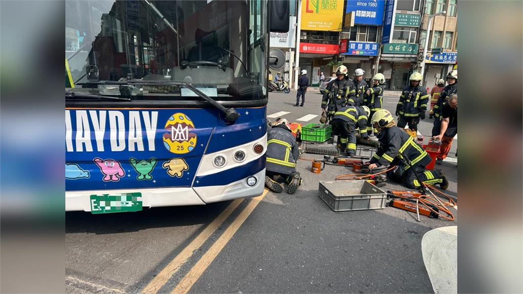 幫兒助選途中遇死劫！周勝考前妻「遭公車撞輾亡」驚悚監視器畫面曝光
