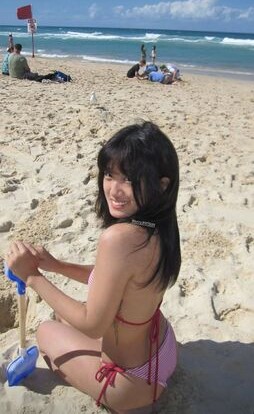 梧桐妹海邊大解放曬比基尼辣照!背後挖空「洩大片肉色」絕頂S曲線全現行