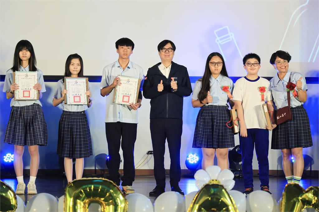 快新聞/出席鼓山高中畢典 陳其邁超夯:學生邀拍照、簽制服「來者不拒」