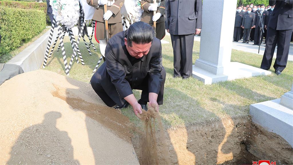 北韓士兵烏前戰死淪為大內宣?金正恩「含淚撫棺」公開哀悼諷刺畫面曝