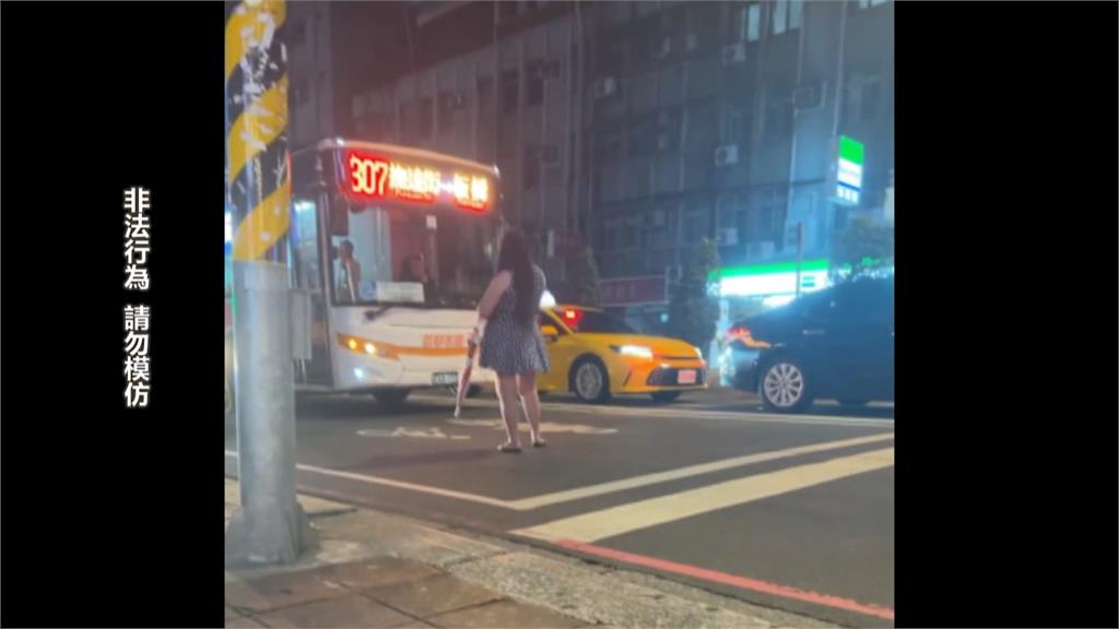 好心給雷親? 不滿司機幫撿傘 女子肉身擋公車鬧20分鐘