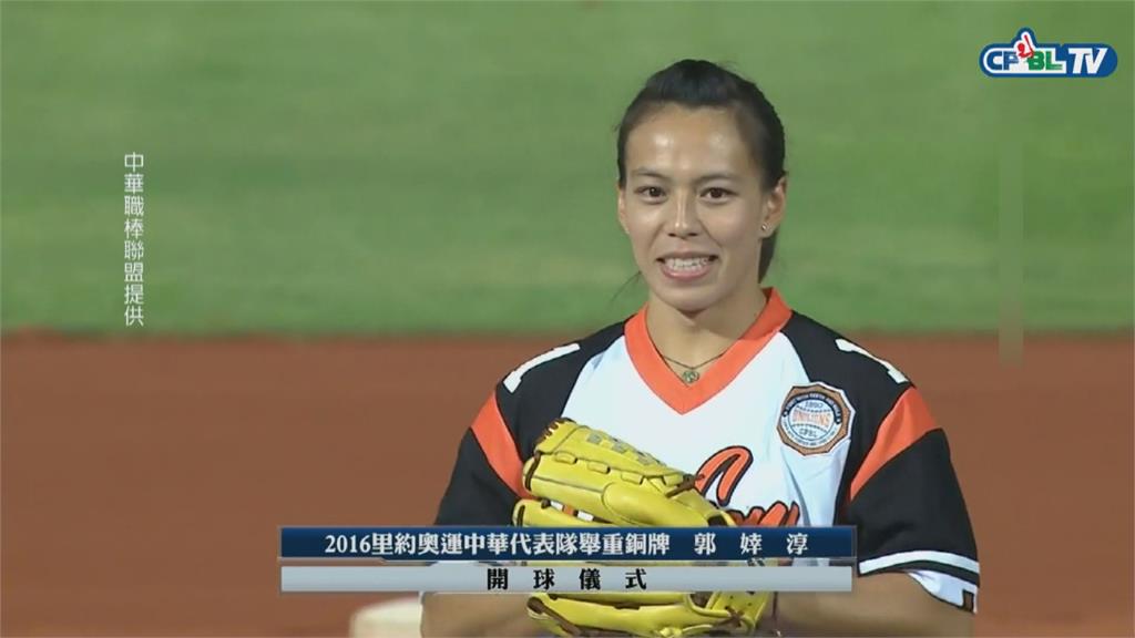 東奧舉重金牌跨界演出 郭婞淳三度受邀開球