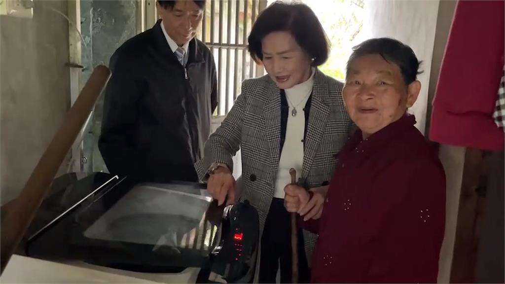 不捨!八旬老婦溪邊洗衣 林姿妙自掏腰包送洗衣機