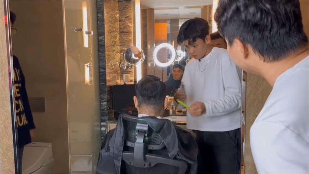 西武獅終結者平良海馬現身台北！　昔隊友郭俊麟陪逛夜市.剪髮