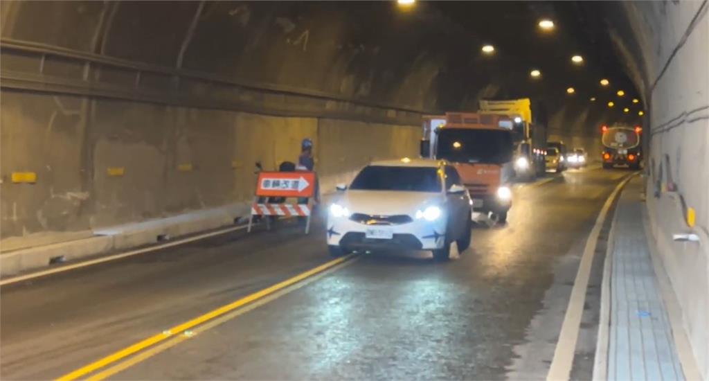 快新聞／驚悚畫面曝光！巨石掉落貫穿台9線隧道　蘇花公路一度封路