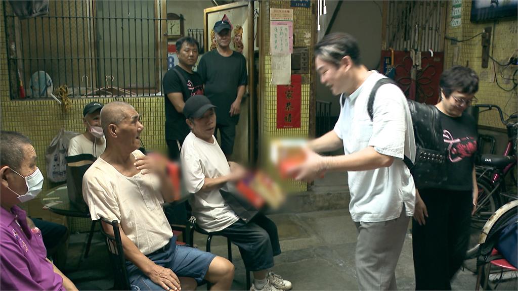 紀寶如、向娃、紅毛送暖 關懷獨居老人送保健品