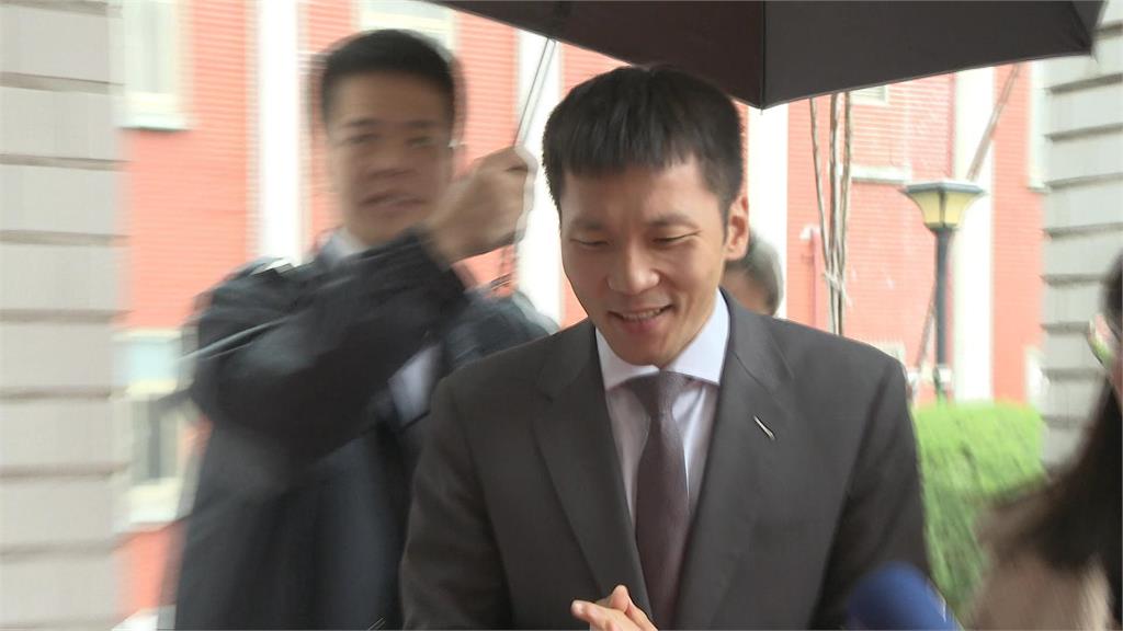 魔法部長? 李洋場邊比"謎樣手勢"助攻台灣成功抗韓