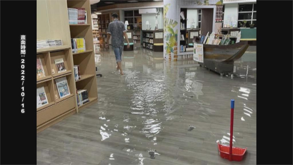 北市國中2樓圖書館淹水　　校長赤腳掃水到凌晨