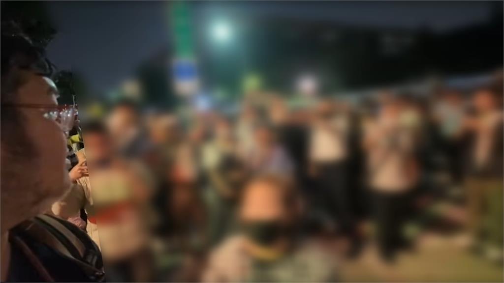 網紅四叉貓直播活動 竟遭國民黨支持者淋飲料搶麥克風