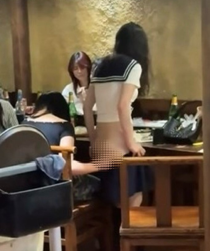長髮妹餐廳公然脫下「水手裙」吃飯!「下身全曝光」眾人傻眼