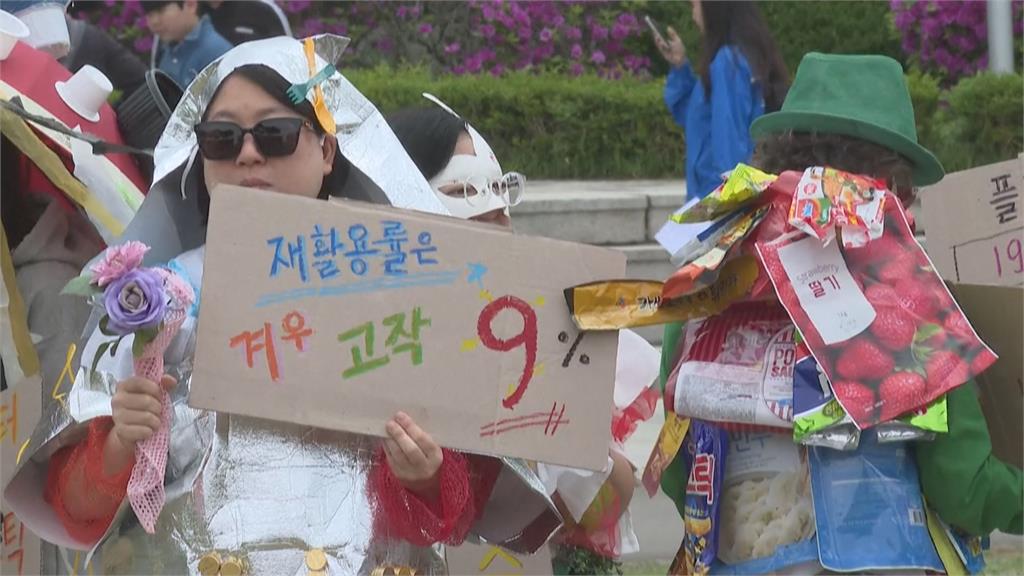 身穿「塑膠衣」走秀！　南韓環保時裝秀喚起民眾減塑意識
