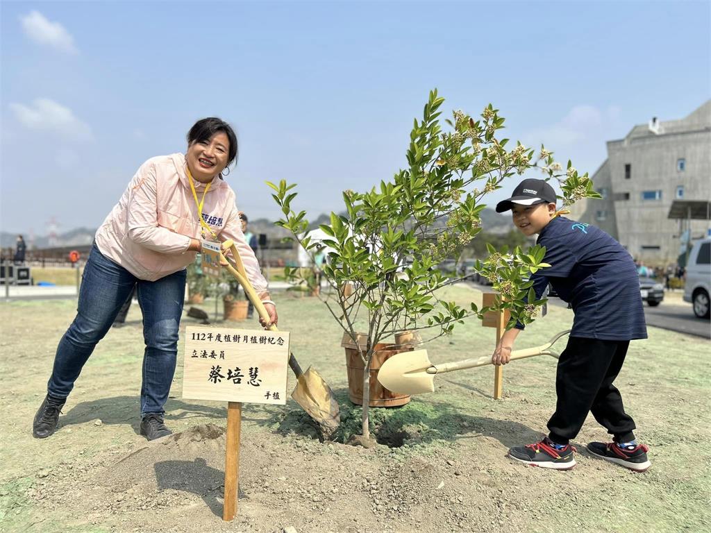 植樹節赴鳥嘴潭人工湖種樹　陳建仁：十年樹木、百年樹人