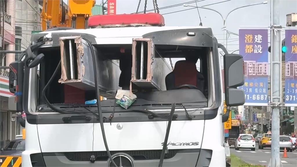 嘉義休旅車閃違停車偏移! 遭後方曳引車撞翻「鋼梁插出」