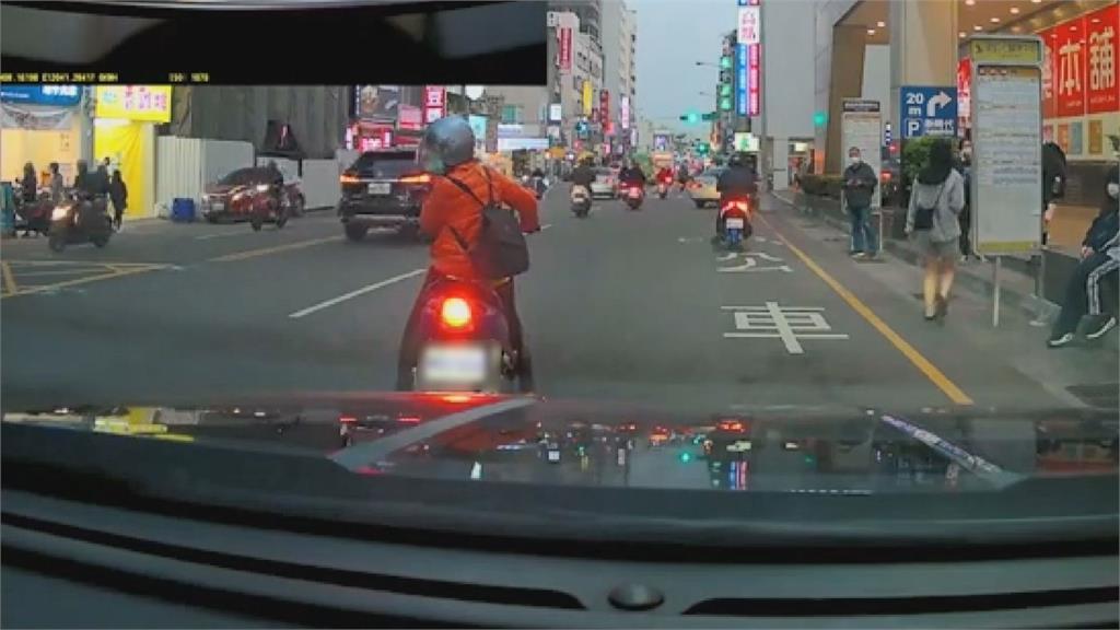 台中騎士為左轉堵外線!遭按喇叭也不讓 駕駛咆哮:沒有人這樣騎車的