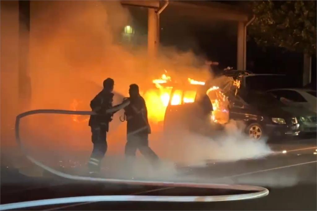 快新聞/嚇死!恆春民眾開車突冒煙 下秒化成火球駕駛急逃生