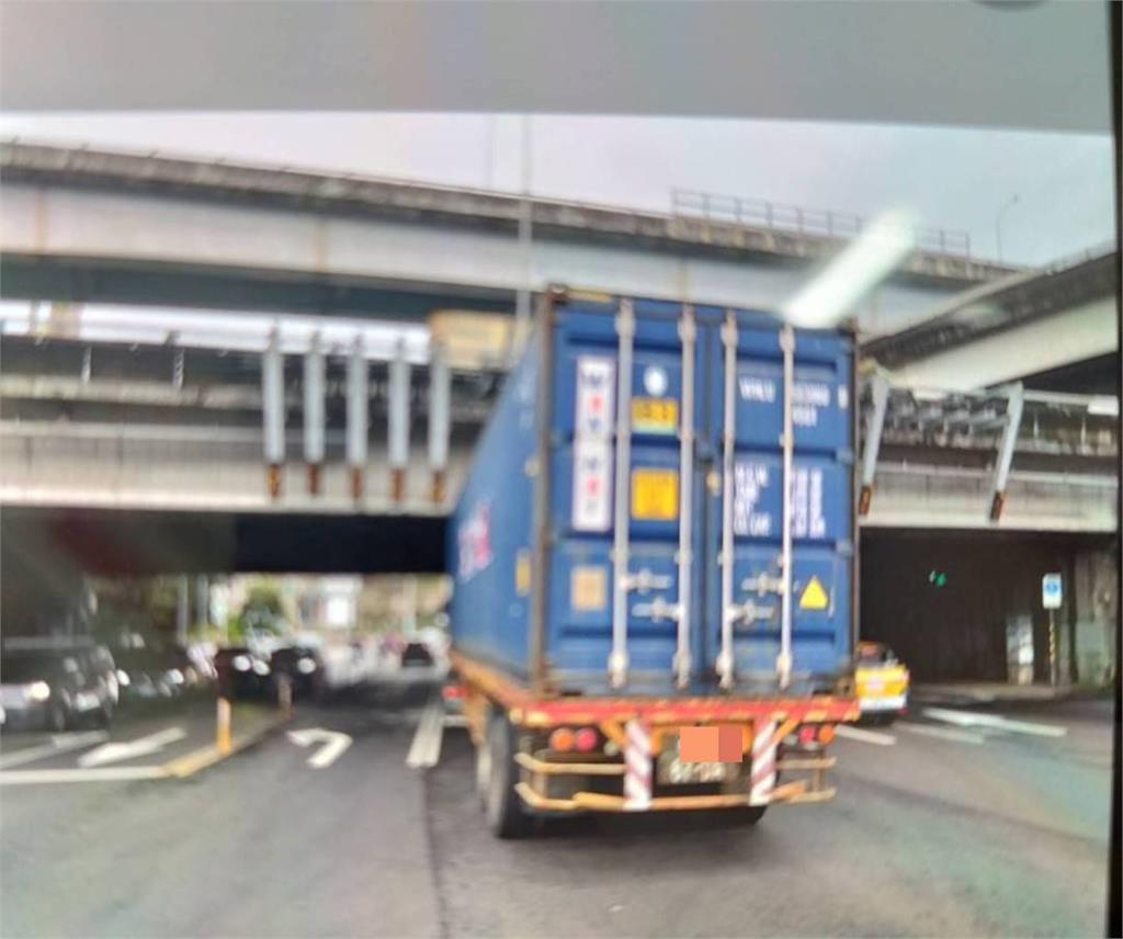 快新聞/傻眼!貨櫃車駕駛「沒注意限高」卡國道橋墩 硬倒退慘刮出水泥屑