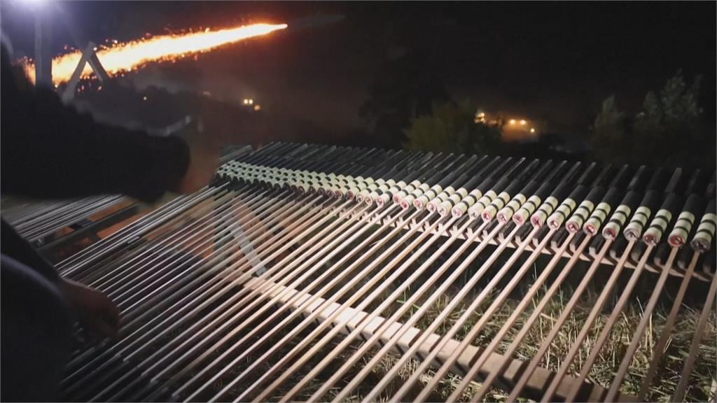 希臘復活節傳統「火箭大戰」 教堂互射火箭火光四射