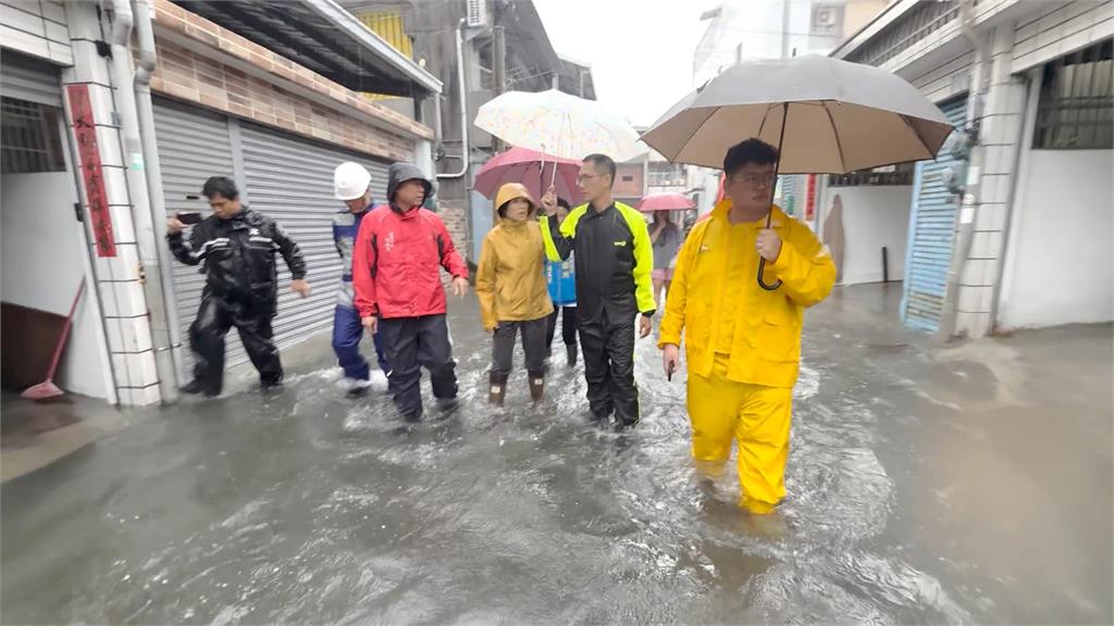台東大雨連3天破700毫米 山區土石泥水流入民宅