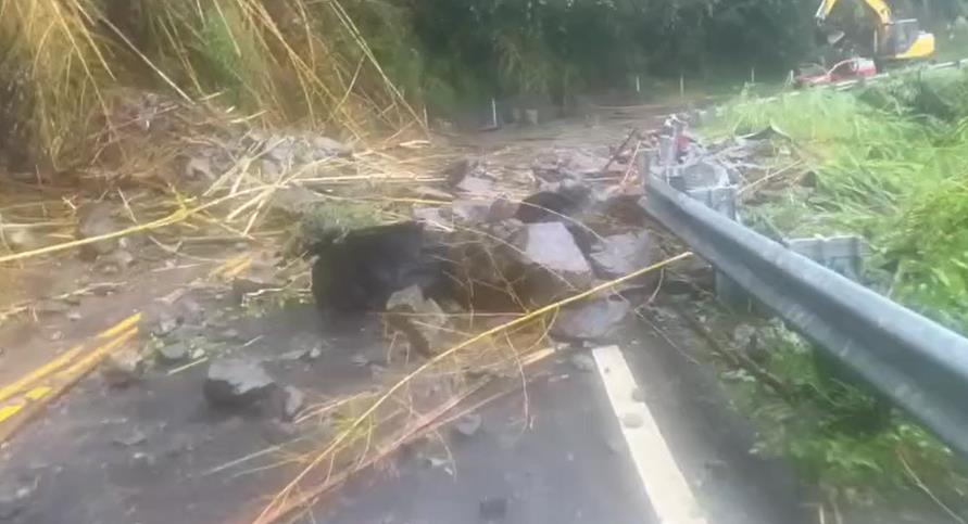 快新聞/阿里山林鐵員工冒雨上山搶修 回程慘遭巨石砸中「命危送醫搶救」
