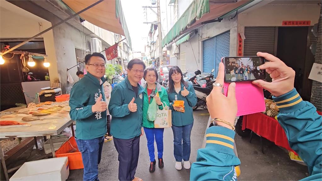 林佳龍回台中娘家　陪同五選區莊競程催票發暖暖包送暖