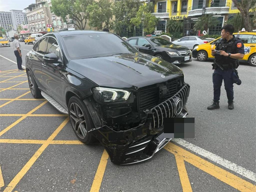 花蓮觀光巴士外側迴轉撞百萬名車 賠償談不攏!被撞駕駛不滿全推保險