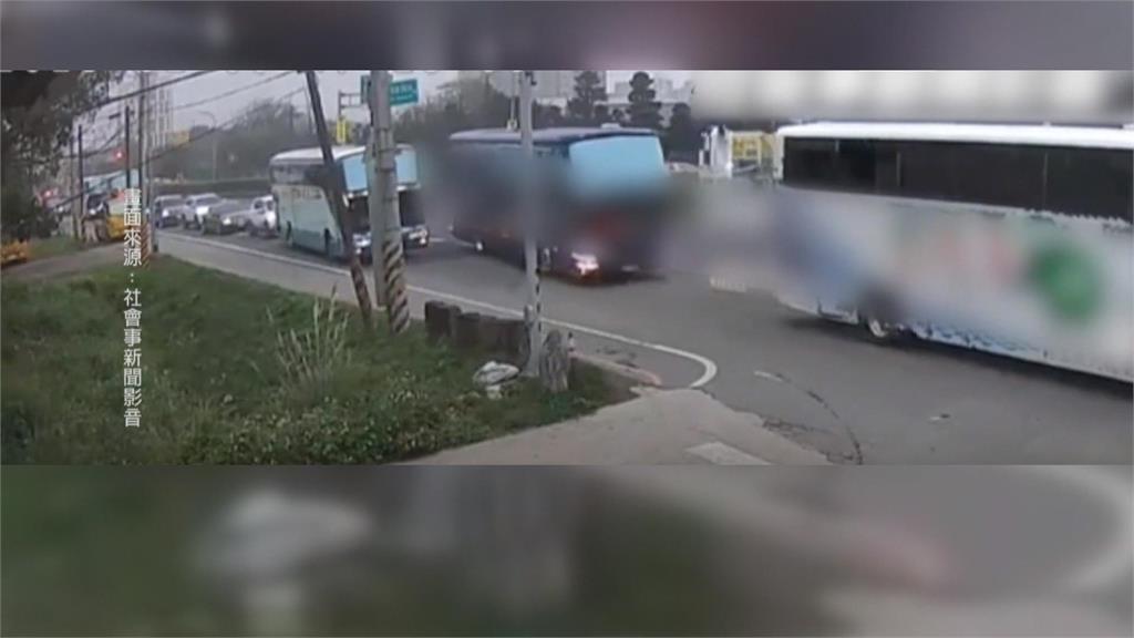 遊覽車聯合搶車道？　網友諷：籃球擋拆戰術