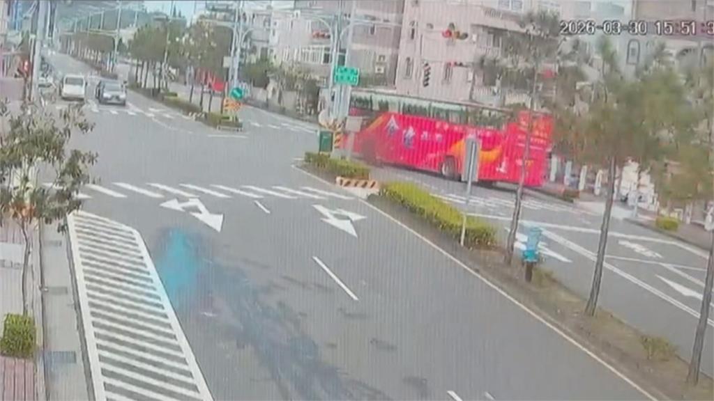 生死一瞬間！安親班遊覽車擦撞機車　騎士倒車底險遭輾