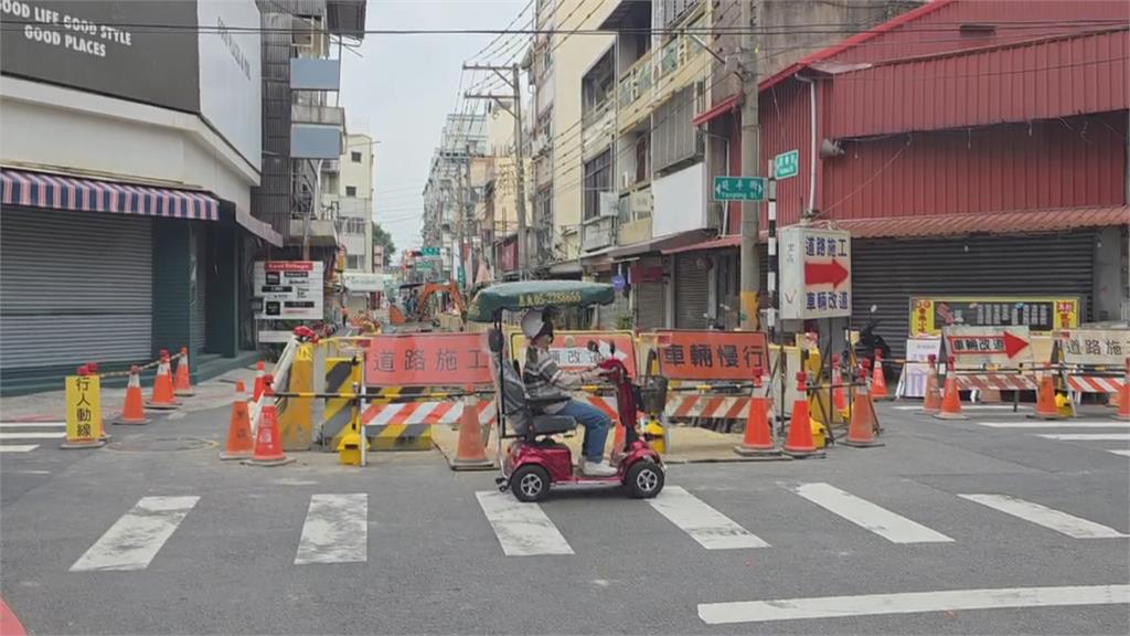 嘉義市國華街工程施作　騎士硬闖管制路段險象環生