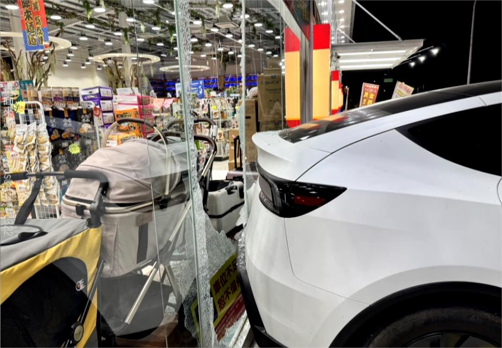 週年慶"碎碎平安"? 電動車疑打錯檔 撞破店家玻璃