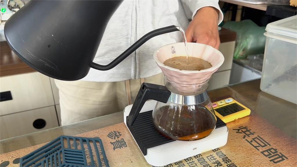 台灣趴趴走／台南咖啡傳奇：隱居下的營資深咖啡豆烘焙師　美術一館附近的ＭＩＴ磨豆機