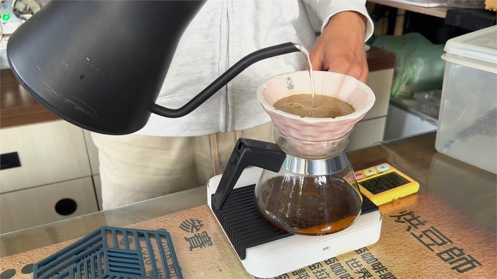 台灣趴趴走/台南咖啡傳奇:隱居下的營資深咖啡豆烘焙師 美術一館附近的MIT磨豆機