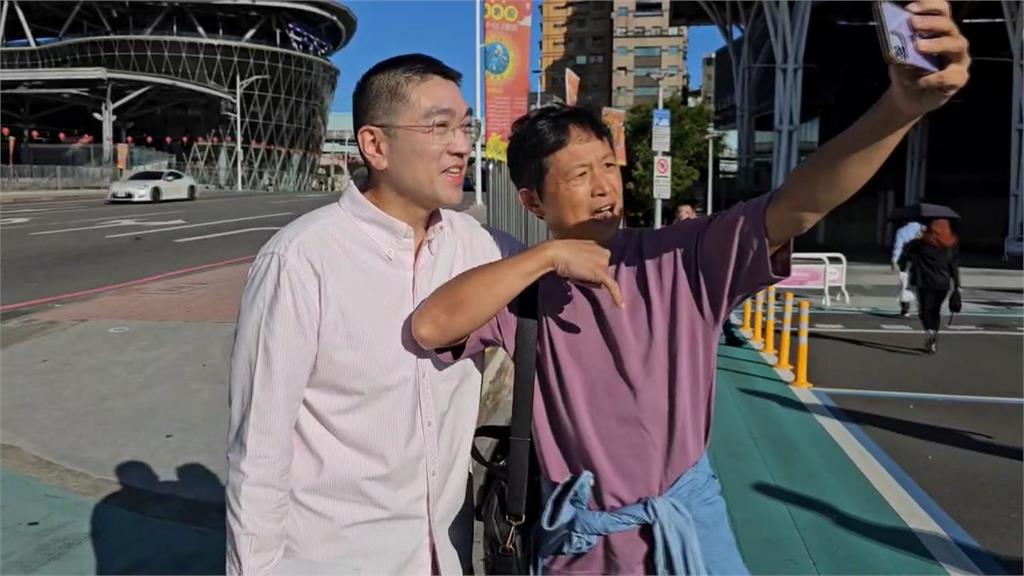 糗爆!謝國樑改到客運站說早安 陳峻涵「巧遇合照」喊拆樑加油