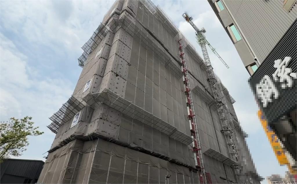 台中東區建案　天降鋼筋砸車！　施工出包遭勒令停工