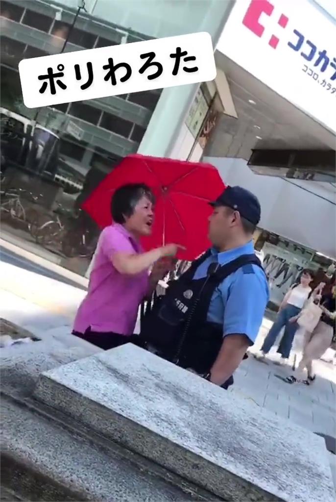 中國旅客又惹事！大媽舉大聲公狂吼日本警察　網友怒批：驅逐出境