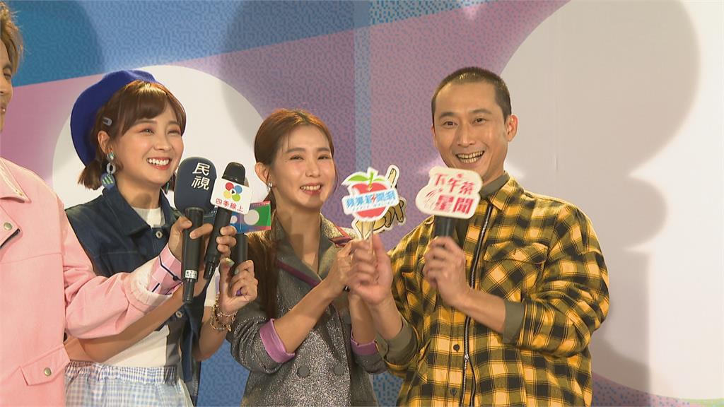 緋聞絕緣體! 伍佰結婚18年 與妻恩愛看電影畫面曝