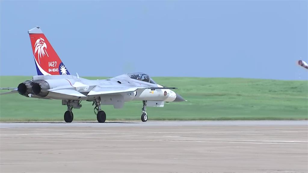 清泉崗IDF戰機尾管起火 緊急降落人機平安