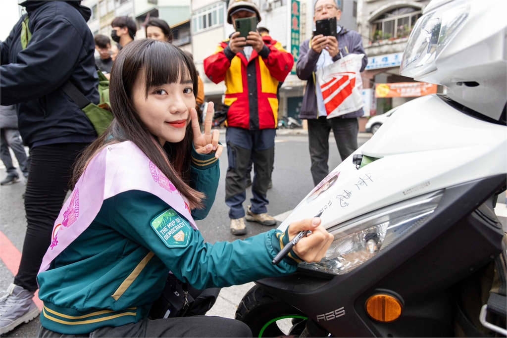 高雄隊出發!黃捷選前衝刺「率擋泥板騎士團」掃街 沿路超吸睛